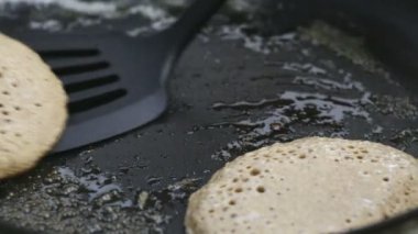 Spatula tavada krep çeviriyor..