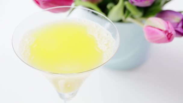 Ręcznie Podnosząc Dzień Matki Brunch Mimosa Koktajl Kieliszku Martini — Wideo stockowe