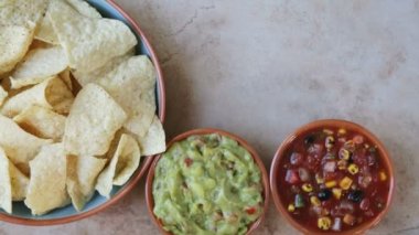 Masada patates kızartması, salsa sosu ve guacamole ile servis edilen tekila kadehinin aşağı manzarası..