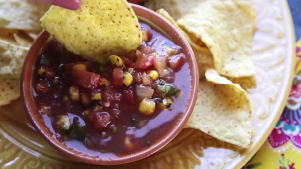 Tortilla Chip Frische Salsa Mit Mais Und Schwarzen Bohnen Tauchen — Stockvideo