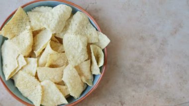 Masa başında patates kızartması, salsa sosu ve guacamole.
