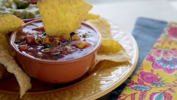 Sumergiendo Tortilla Salsa Fresca Con Maíz Frijoles Negros — Vídeos de Stock