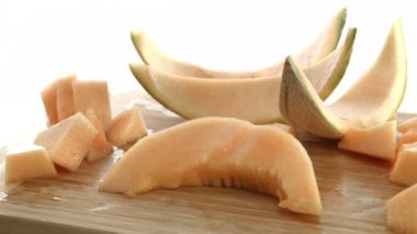 Kavun dilimini parçalara ayırmak.