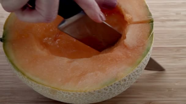 Die Hälfte Einer Cantaloupe Scheiben Schneiden — Stockvideo