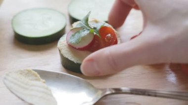 Humus domates ve turpla kaplı salatalık aperatifleri topluyorum..