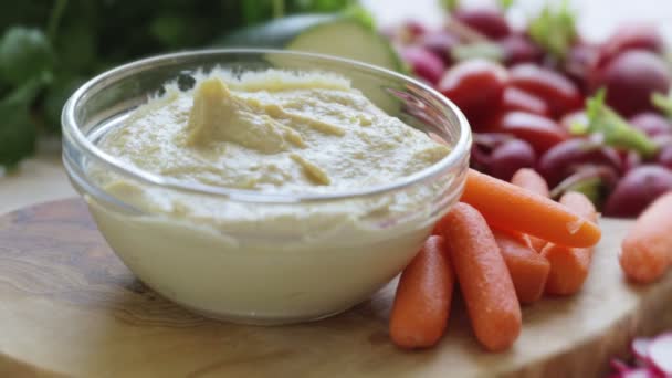 Immergere Carota Una Ciotola Hummus — Video Stock