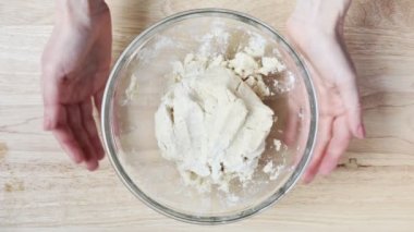 Cam hamur kasesini masa üstünden kaldırıyorum..
