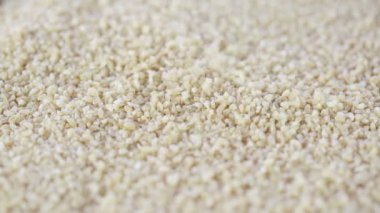 Yığının üzerine hafif bulguru taneleri dökülüyor..