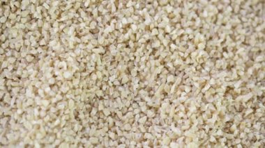 Tahta kaşığı kapat ve bulgur buğdayını topla..