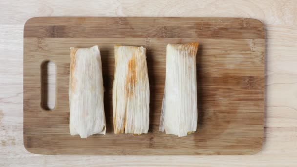 Tamales Eltávolítása Vágódeszkáról Amelyet Gőzhajóba Kell Helyezni — Stock videók