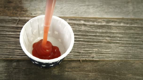 Verser Ketchup Dans Une Tasse Portion Papier Angle Légèrement Élevé — Video