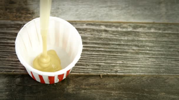 Verser Moutarde Dans Une Tasse Portion Papier Angle Légèrement Élevé — Video