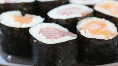 Ton balıklı sandviç ve pirzola..