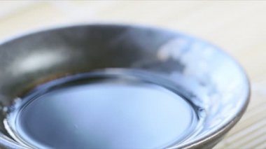 Ton balıklı maki böreğini soya sosuna batırıyorum..