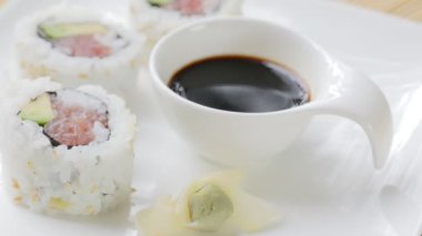 Tahta çubuklarla wasabi ton balığı rulosu ekliyorum..