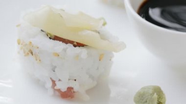 Wasabi ve zencefilli uramaki böreğine soya sosu ekliyorum..