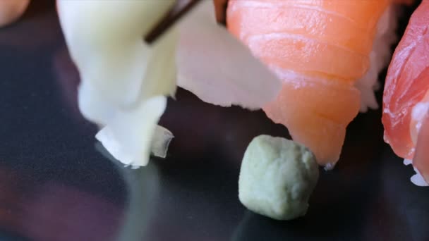 Umieszczanie Imbiru Talerzu Sushi Wasabi — Wideo stockowe