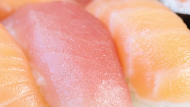 Zbliżenie Łososia Tuńczyka Maki Nigiri Rolki Powoli Obracając — Wideo stockowe