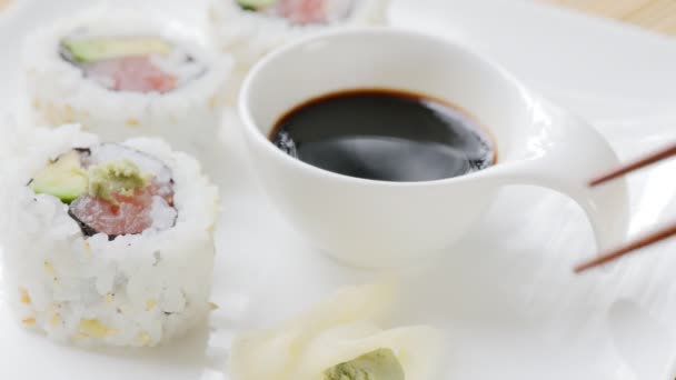 Ajouter Des Rouleaux Uramaki Thon Gingembre Avec Des Baguettes Bois — Video