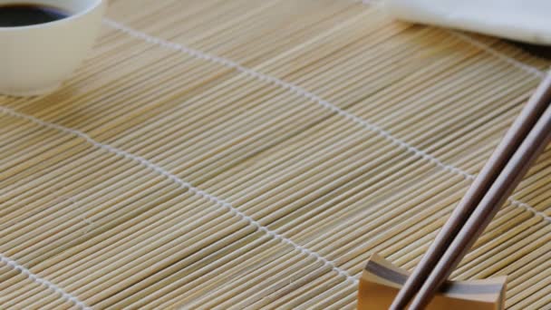 Platter Com Rolos Atum Uramaki Abacate Gengibre Wasabi Sendo Colocados — Vídeo de Stock