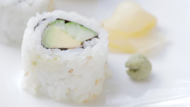Pepino Rolo Uramaki Abacate Sendo Cobertos Com Wasabi — Vídeo de Stock