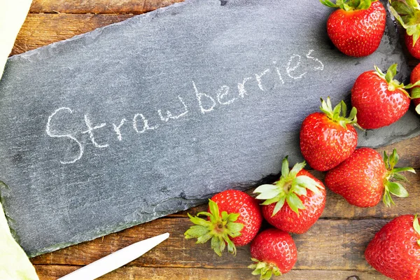 Fresh Strawberries Chalkboard Sign Strowberries Written — Stock fotografie