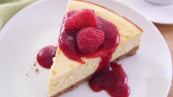 Placing Sprig Mint Slice Cheesecake Raspberries Sauce — Vídeo de stock