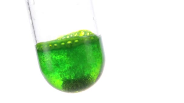 Adding Tablet Chemical Test Tube Produce Reaction Green Foamy Bubbles — Stock Video