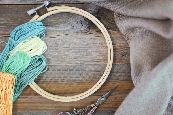 Bobbins Colorful Embroidery Floss Hoop Sissors Rustic Wooden Table Flat — Foto Stock