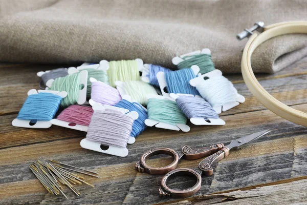 Bobbins Colorful Embroidery Floss Hoop Sissors Rustic Wooden Table — ストック写真