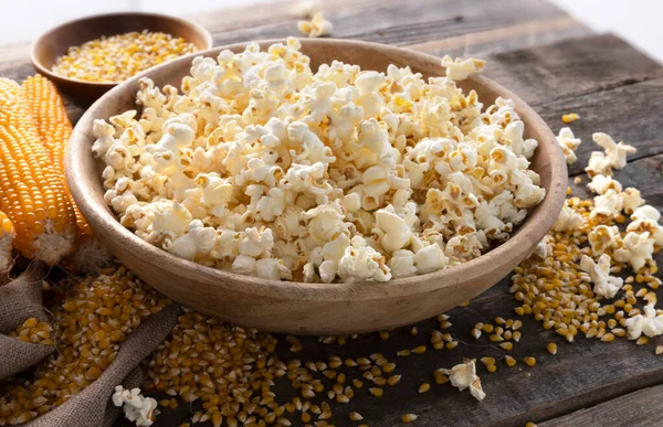 Ciotola Popcorn Wodden Circondata Noccioli Popcorn Popcorn Sulla Pannocchia — Foto Stock