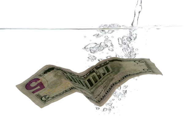 5 dollar bankbiljet in water en bubbels — Stockfoto