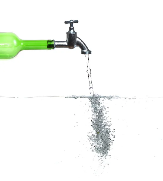 Kohoutek na zelenou láhev s vodou a bubliny — Stock fotografie