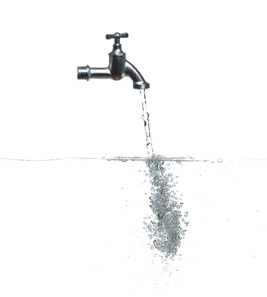 musluk su ve beyaz balonlar ile