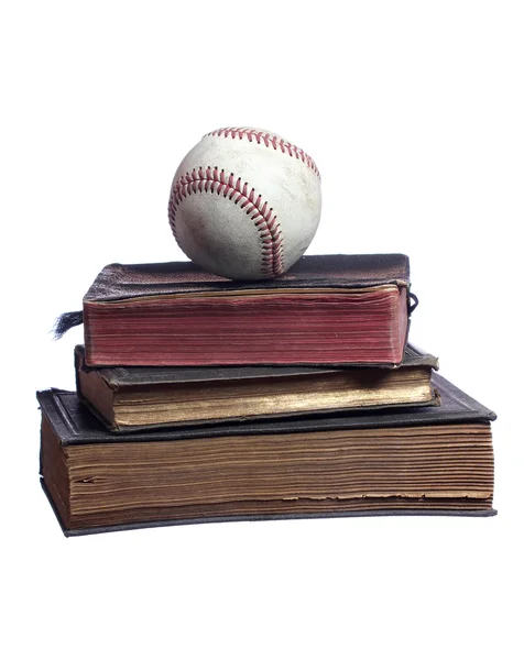 Vecchia palla da baseball su vecchi libri — Foto Stock