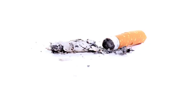 Сигарета с пеплом — стоковое фото