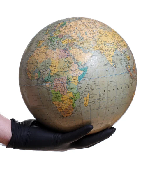 Глобус в руке с перчаткой — стоковое фото