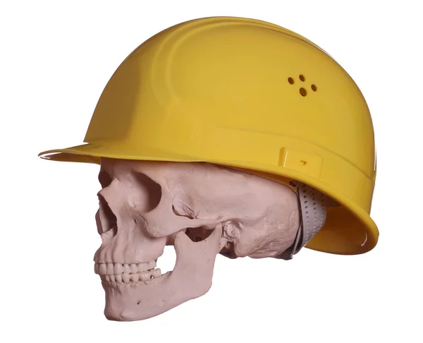 Череп с желтым шлемом — стоковое фото