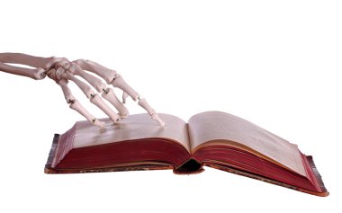 Hispanic zakenvrouw in water met wapens aan de orde gesteld