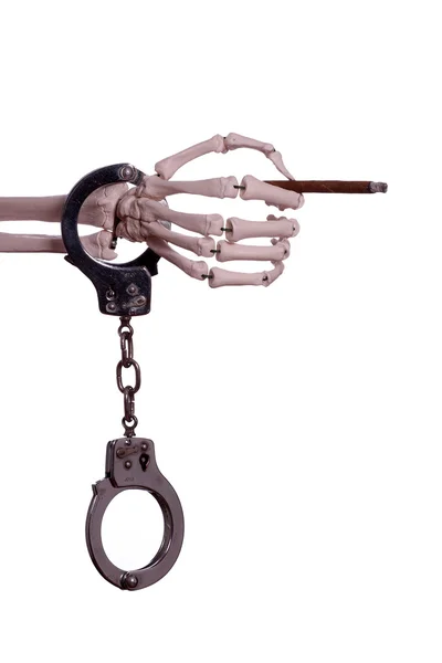Скелет рука з наручником тримає сигару — стокове фото