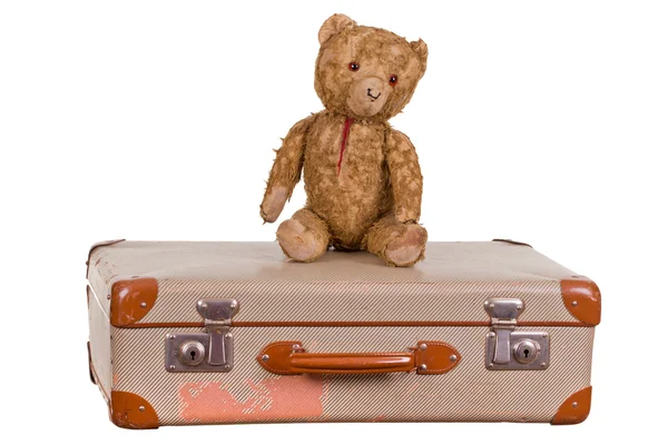 Старий плюшевий ведмідь сидить на валізі — стокове фото