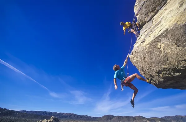 Escaladores colgando sobre el vacío . — Foto de Stock