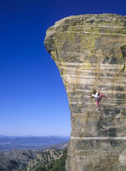 Climber gripping the rock. — Stock Photo, Image