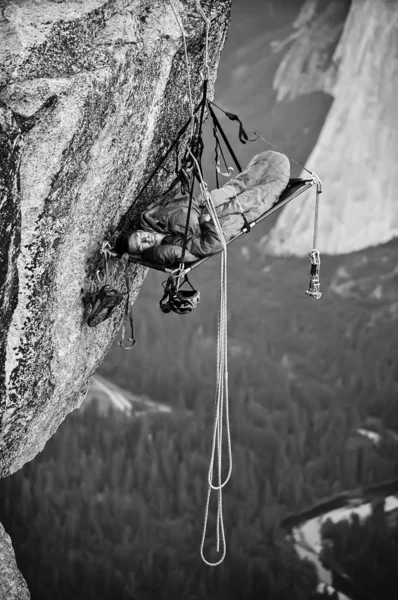 Bergsteiger hängt über dem Nichts. — Stockfoto