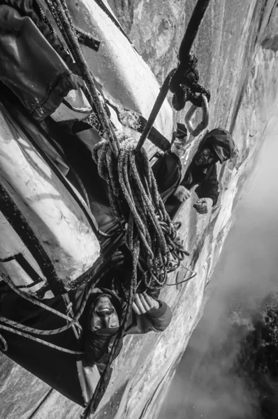Klimmers opknoping over de leegte. — Stockfoto