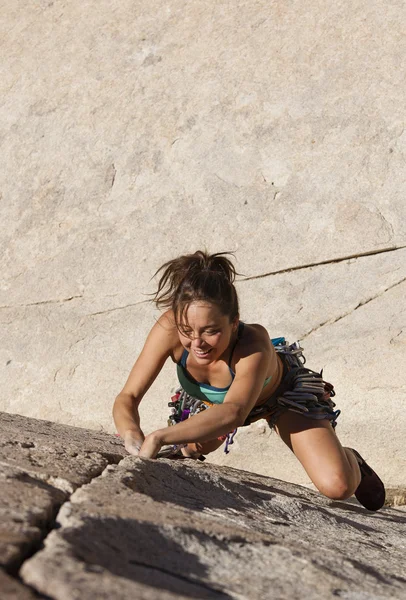 Mulher alpinista agarrando a rocha . — Fotografia de Stock