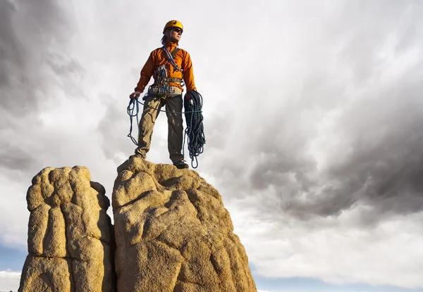 Climber on the summit. — Stock Photo, Image