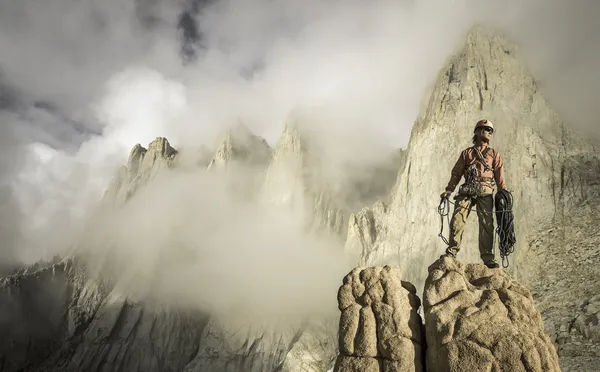 Escalador en la cumbre. — Foto de Stock