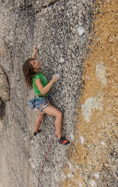 Mulher alpinista agarrando a rocha . — Fotografia de Stock