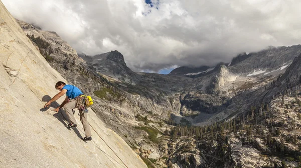 Bergsteiger erklimmt eine Klippe. — Stockfoto